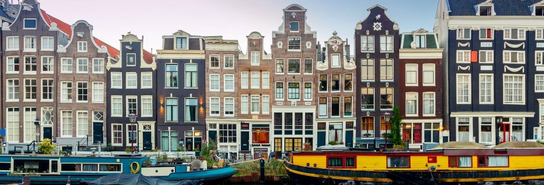 Häuserfassaden am Kanal von Amsterdam